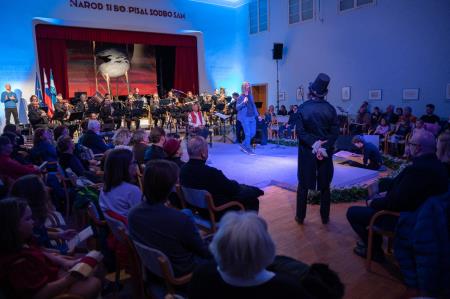 Deklica s piščalko-43